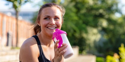 vrouw drinkt afvalshake