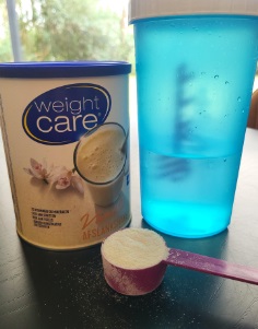 weightcare shake met beker en schep poeder